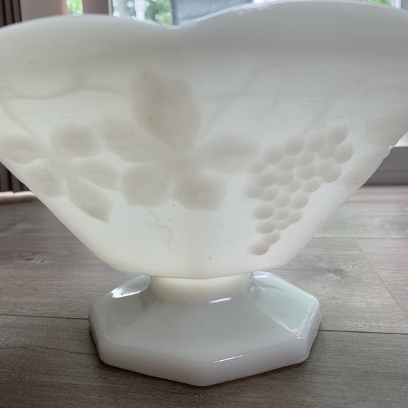 Vintage milk glass bowl - Picture 5 of 6